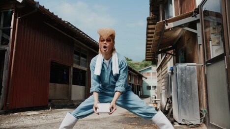 ドコモビジネス「ビジネスマホパック」の新テレビCM「間違った対策 スマホケース」編より。
