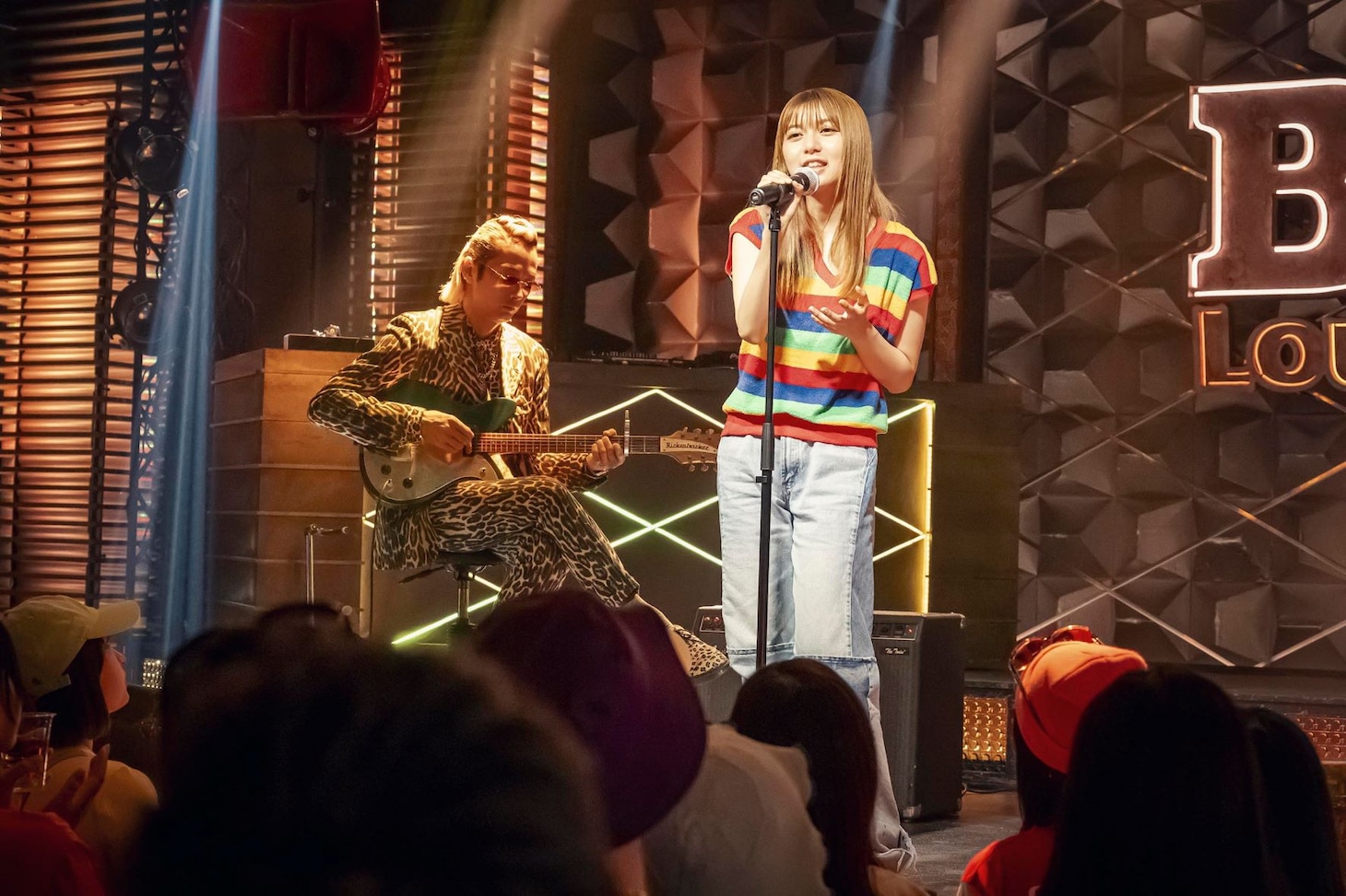 左から森山未來、上白石萌歌。(c)フジテレビ