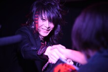 ファンと握手するHEATH。（2017年、イギリスで撮影）