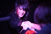 ファンと握手するHEATH。(2017年、イギリスで撮影)
