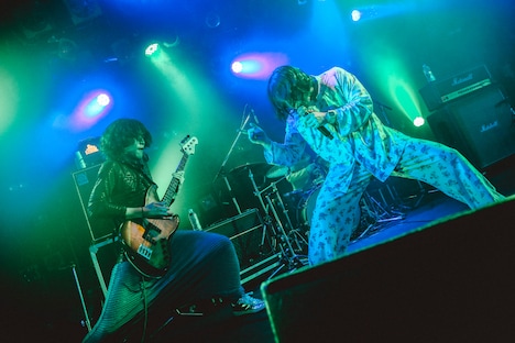 左からマジル声児（B, Cho）、下川リヲ（Vo, G）。（撮影：百恵）