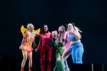 「Bad Bitch 美学 Remix」の様子。左からNENE、Awich、LANA、MaRI、YURIYAN RETRIEVER。