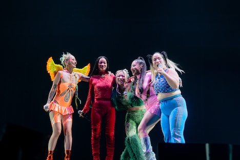 「Bad Bitch 美学 Remix」の様子。左からNENE、Awich、LANA、MaRI、YURIYAN RETRIEVER。