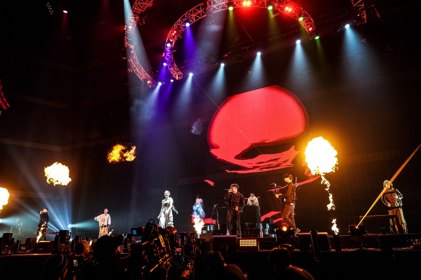 SugLawd Familiar、CHICO CARLITOを迎えた「LONGINESS REMIX」の様子。（Photo by Uran）