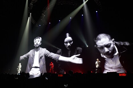 鎮座DOPENESSとDOGMAを迎えた「洗脳」の様子。