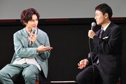 現場で会った回数を数える草川拓弥（超特急）と木村了。