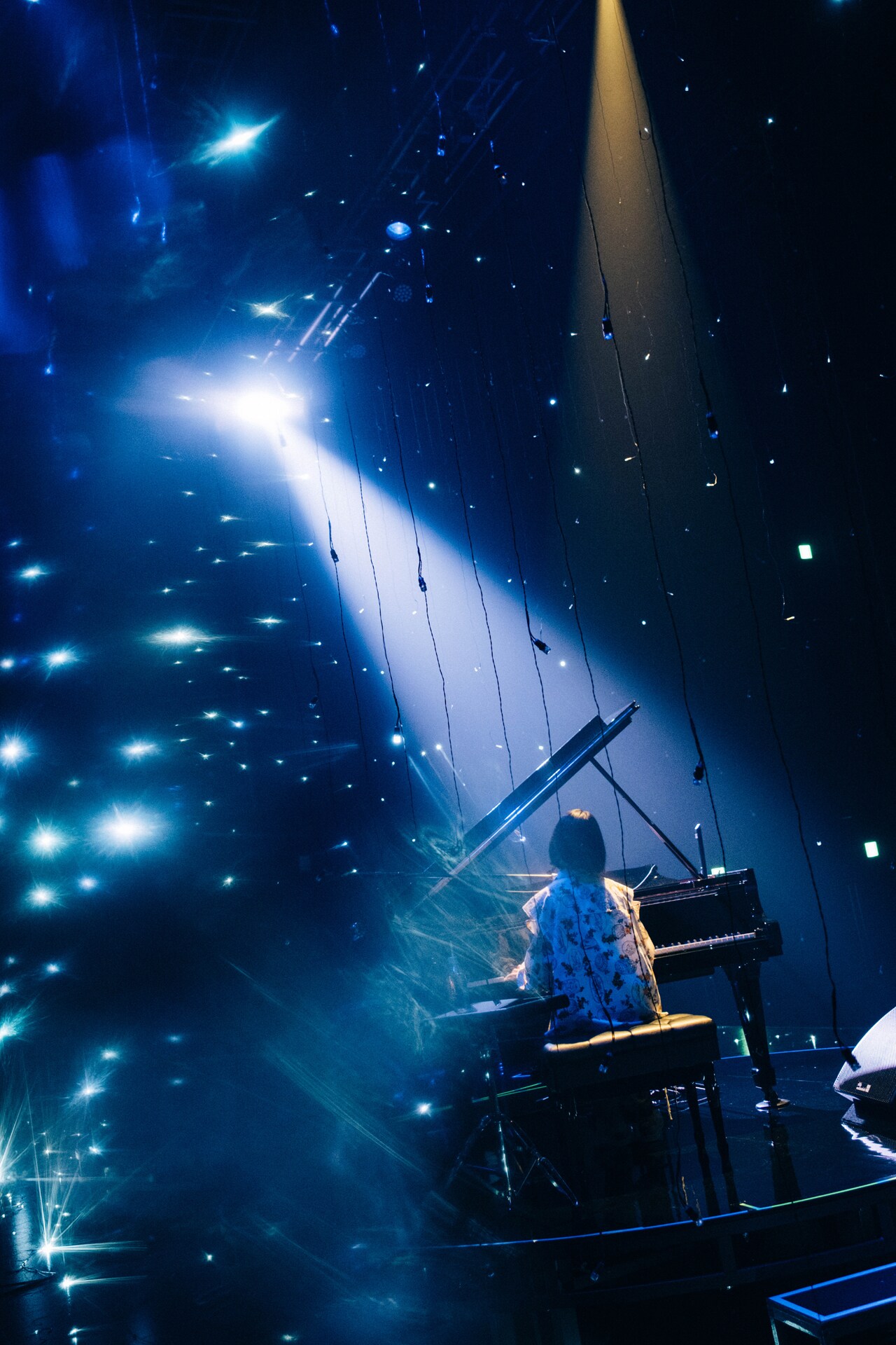TOMOO（Photo by Kana Tarumi） - TOMOOが星空の中でピアノ