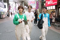 商店街を歩くタクヤ、タカシ、アロハ。