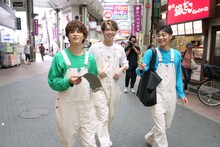 商店街を歩くタクヤ、タカシ、アロハ。