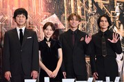 左から深川栄洋監督、杉咲花、永瀬廉、北村匠海。