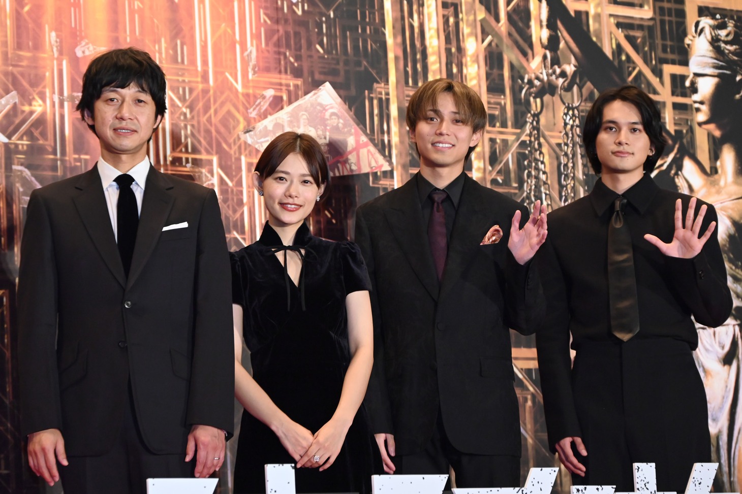 左から深川栄洋監督、杉咲花、永瀬廉、北村匠海。
