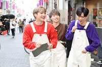 商店街を歩くユーキ、マサヒロ、リョウガ。