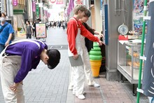 大学芋に吸い寄せられるユーキとマサヒロ（右）を見て笑うリョウガ（左）。