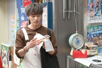 大学芋を見つめるマサヒロ。