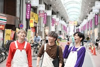 商店街を歩くユーキ、マサヒロ、リョウガ。
