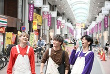 商店街を歩くユーキ、マサヒロ、リョウガ。