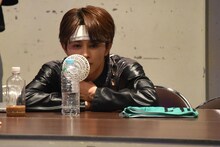 VTRをチェックするタクヤ。