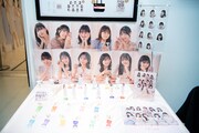 会場で販売されている「Juice=Juice10周年企画展『10thで乾杯!!』」オリジナルグッズ。