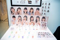 会場で販売されている「Juice=Juice10周年企画展『10thで乾杯!!』」オリジナルグッズ。