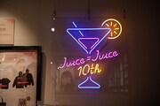 ネオン管で作られた「Juice=Juice10周年企画展『10thで乾杯!!』」ロゴ。