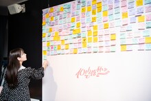 Juice=Juiceメンバーと入れ違いで来場し、推しメンへのメッセージを書き残す上坂すみれ。