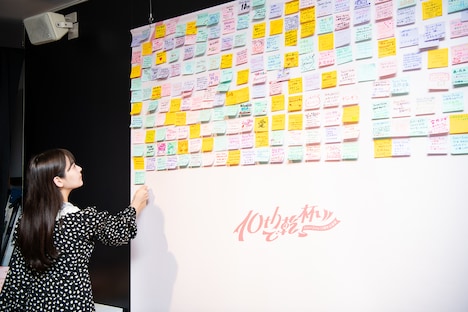 Juice=Juiceメンバーと入れ違いで来場し、推しメンへのメッセージを書き残す上坂すみれ。