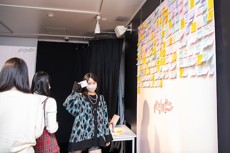 付箋にメッセージを書いた石山咲良。