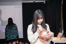 風船に絵を描く遠藤彩加里。