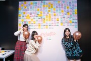 Juice=Juiceファミリーのメッセージを読んで喜ぶ入江里咲、遠藤彩加里、石山咲良（左から）。