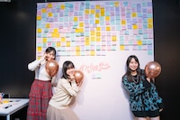 Juice=Juiceファミリーのメッセージを読んで喜ぶ入江里咲、遠藤彩加里、石山咲良（左から）。