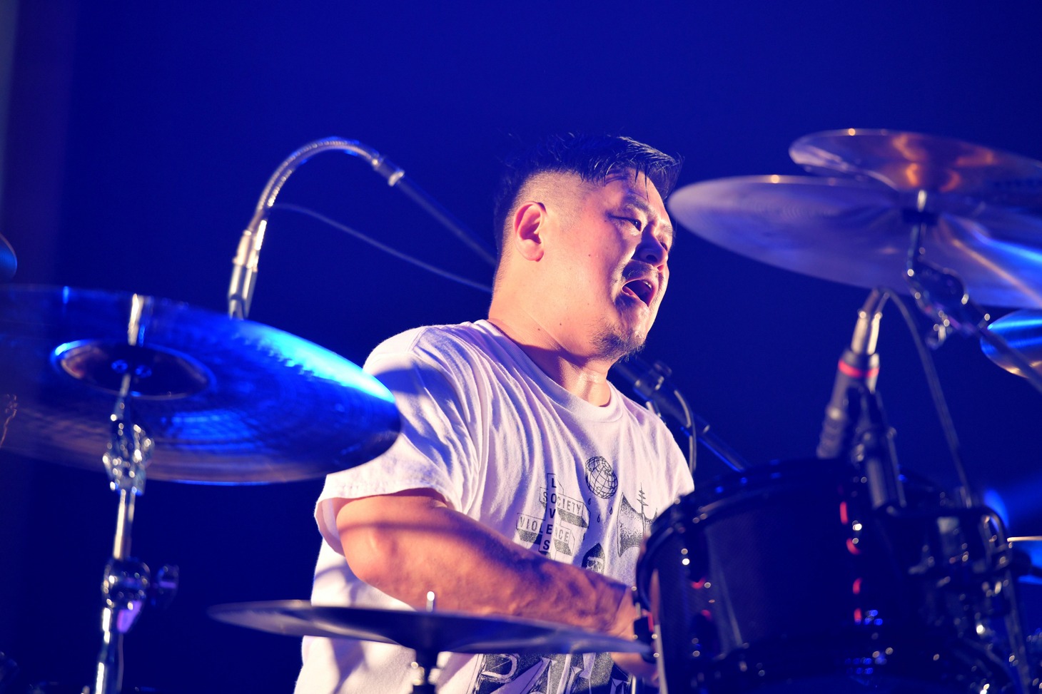 松本"EKKUN"英二（Dr）（撮影：半田安政）