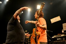 ハグをするサージと横山健。（撮影：半田安政）