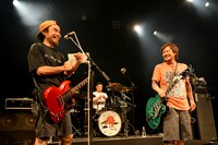 南英紀 （G）、横山健（Vo, G）。（撮影：半田安政）