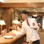 ロイヤルホストに30年通い詰めアルバムまで作ったあの“ロイホプリンス”が「ウワサのお客さま」に