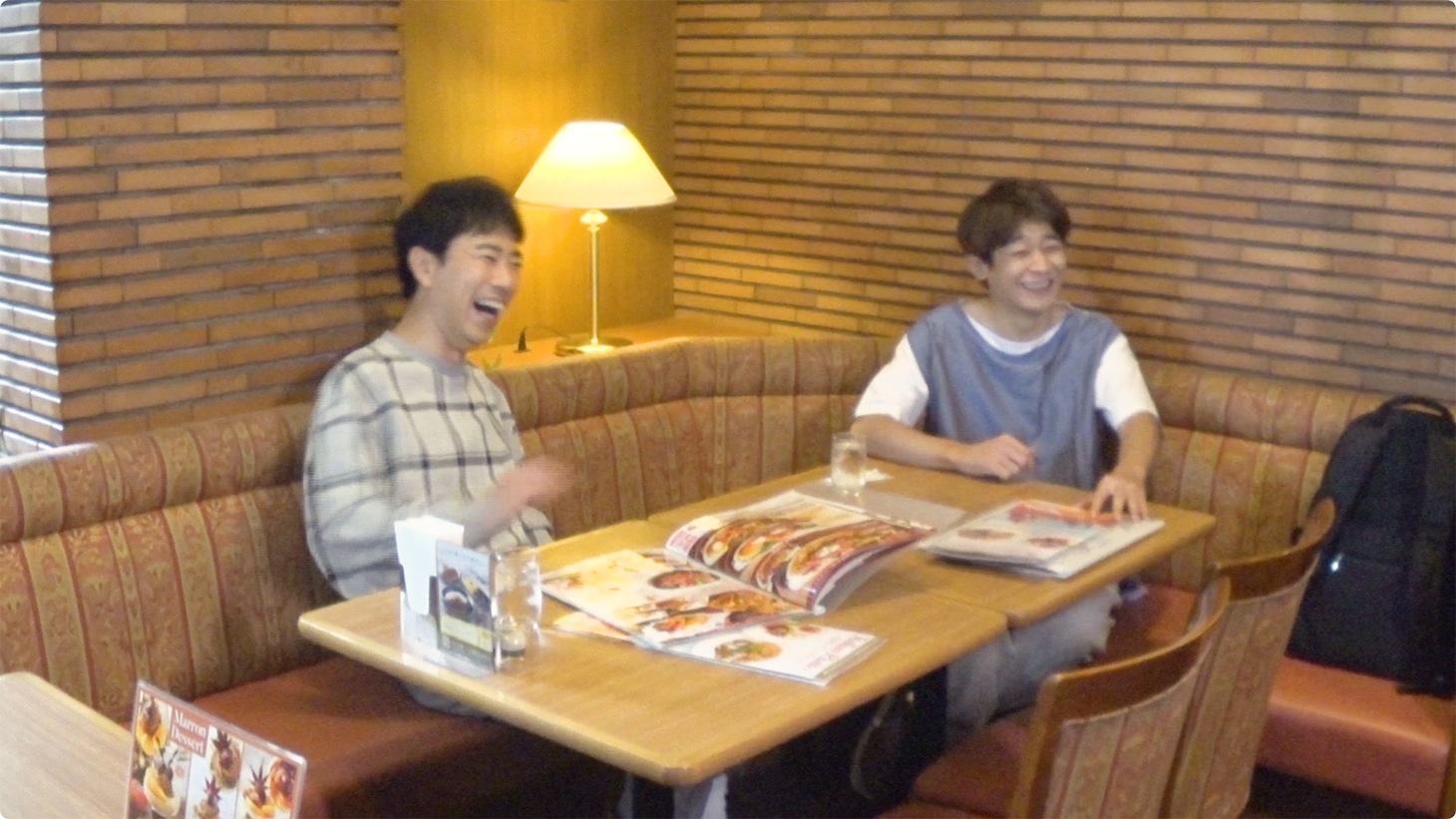“ロイホプリンス”藤井隆（左）に連れられロイヤルホストに来た銀シャリ・鰻和弘（右）。(c)フジテレビ