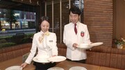 ロイホ店員の作法を学ぶロイホプリンス。(c)フジテレビ