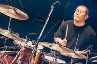 亀井亨（Dr）（撮影：ヨシモリユウナ）