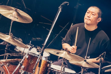 亀井亨（Dr）（撮影：ヨシモリユウナ）