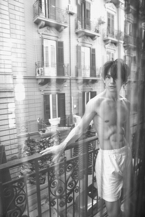 NAOTOの1st写真集より。