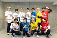 囲み取材に参加したEBiDANメンバー。