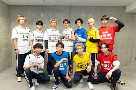 囲み取材に参加したEBiDANメンバー。