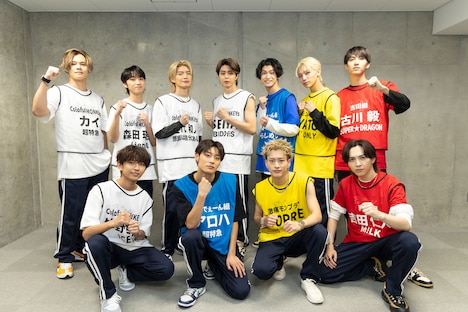 囲み取材に参加したEBiDANメンバー。