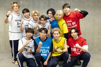 囲み取材に参加したEBiDANメンバー。