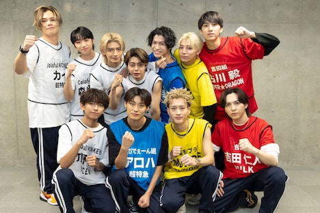 囲み取材に参加したEBiDANメンバー。