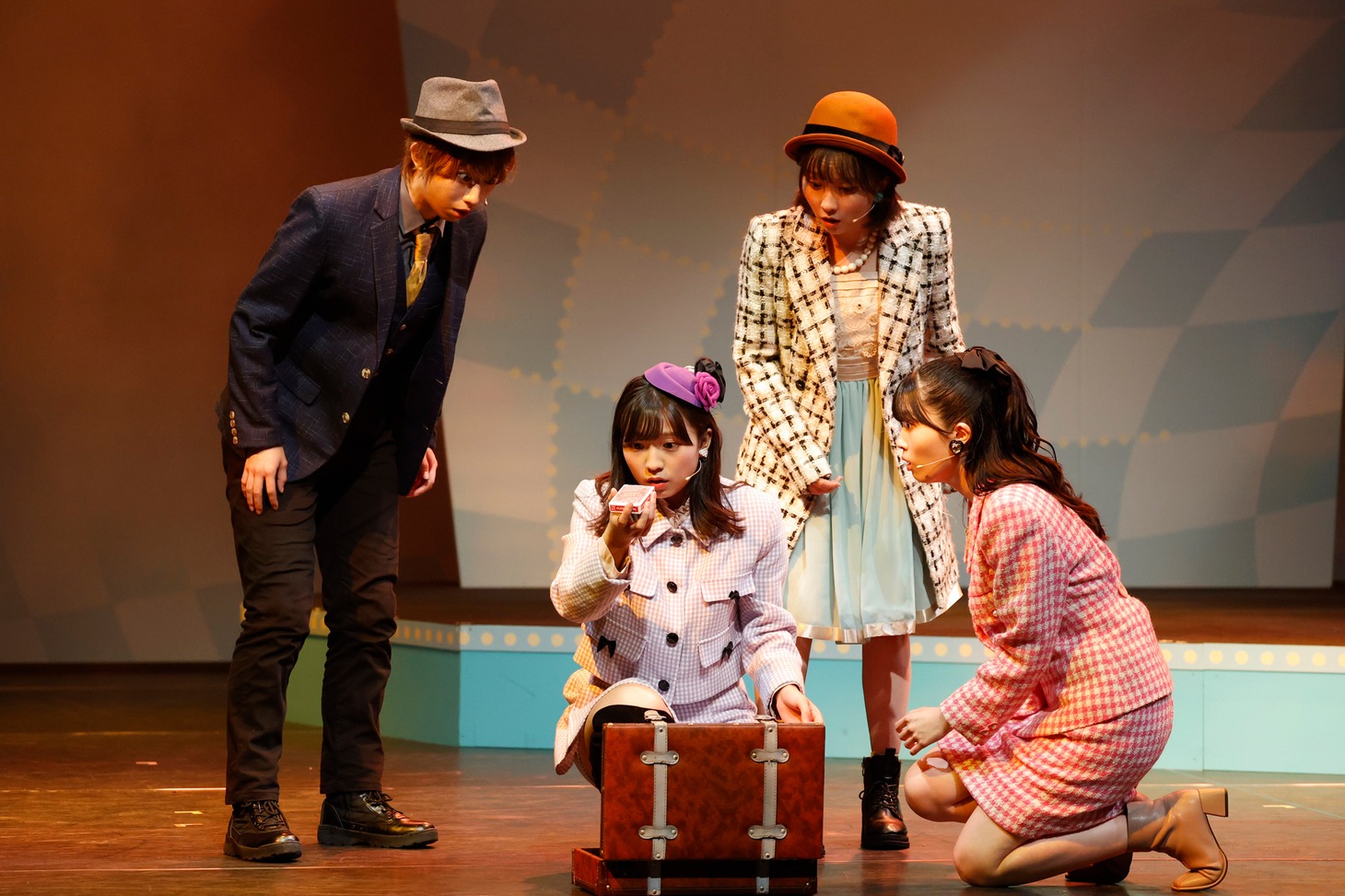 BEYOOOOONDS「演劇女子部『ビヨスパイ～消えたアタッシュケース～』」より。