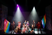 BEYOOOOONDS「演劇女子部『ビヨスパイ～消えたアタッシュケース～』」より。