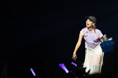 サインボールをフロアに投げ入れる寿美菜子。