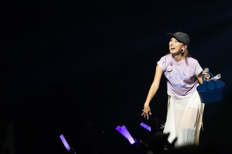 サインボールをフロアに投げ入れる寿美菜子。