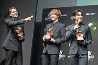 Aぇ! groupの最年少・佐野晶哉に思わずツッコむリーダーの小島健（左）。