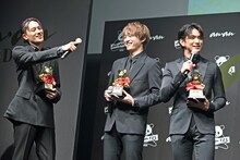 Aぇ! groupの最年少・佐野晶哉に思わずツッコむリーダーの小島健（左）。